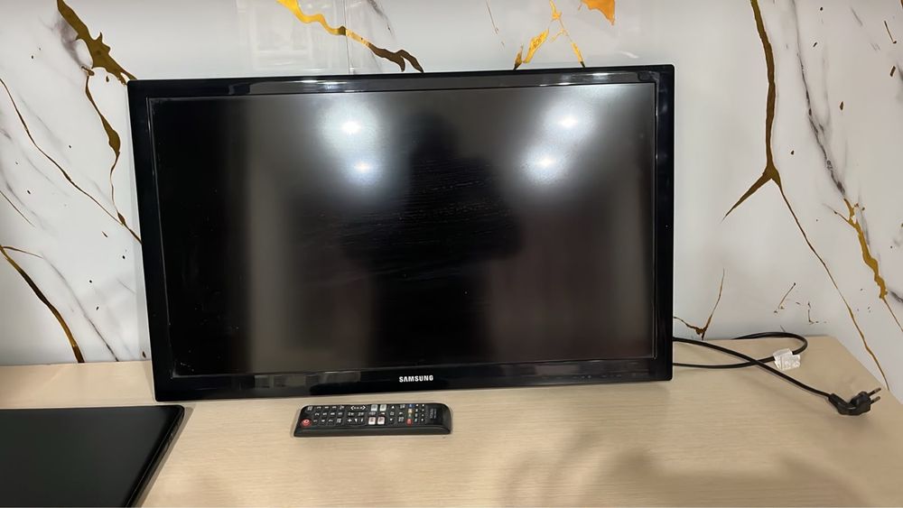 Продам телевизор б/у 63*40цена 20 000