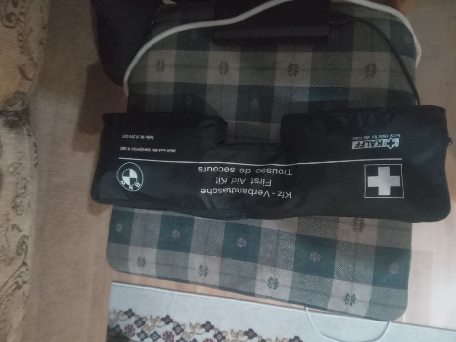 Продам автоаптечку БМВ оригинал на любой