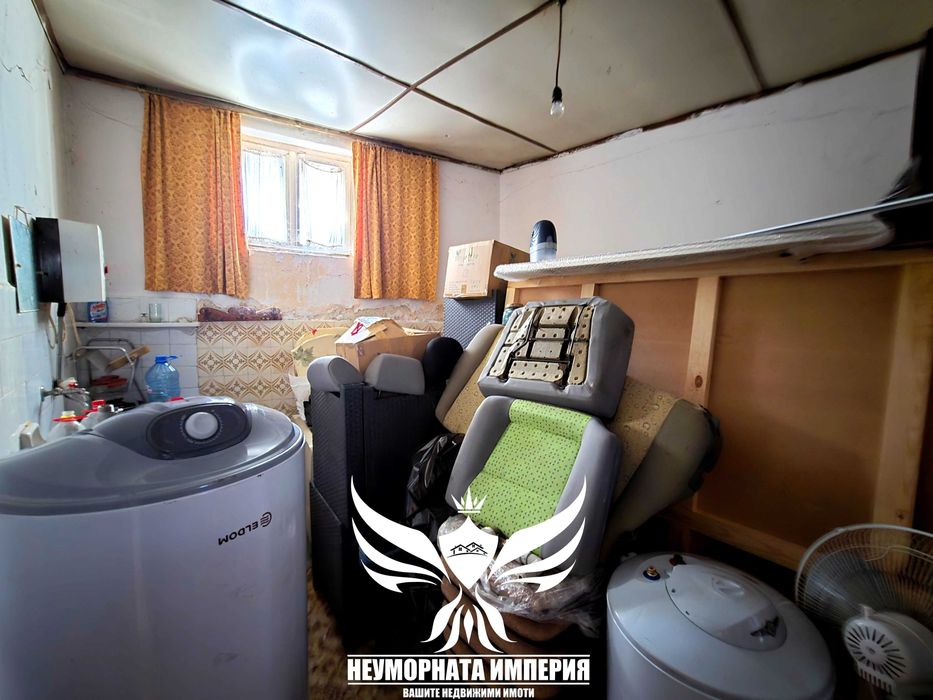 Продавам двуетажна къща 146РЗП и малък двор с площ от 173кв.м. в град Асеновград широк център