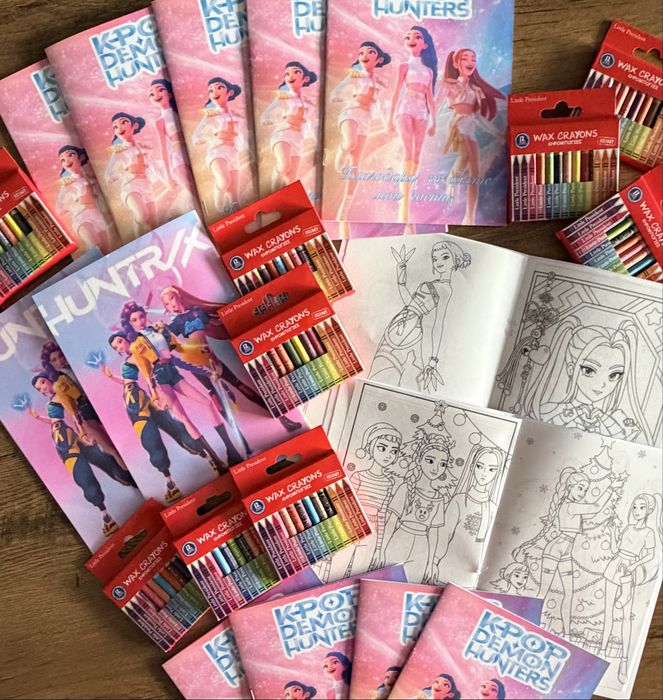 Картонена торта  с включени пликчета за подаръци Kpop Demon Hunters