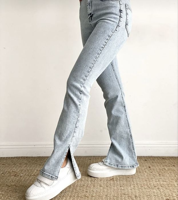 Дънки с висока талия и странична цепка.