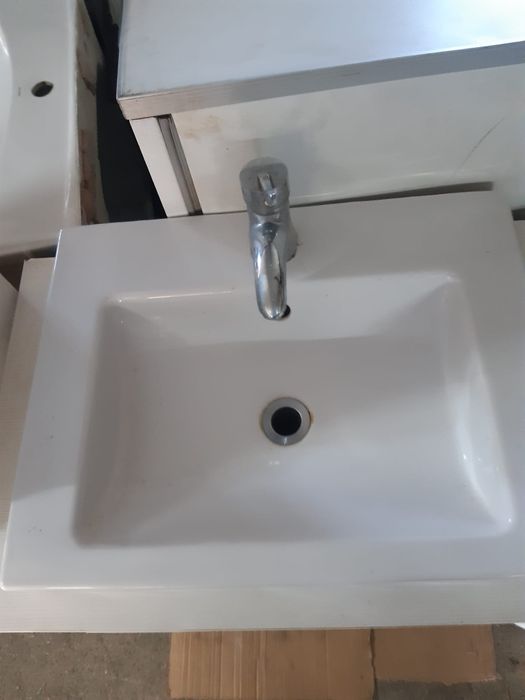Vand Set de baie: mobilier, lavoar, dulap.