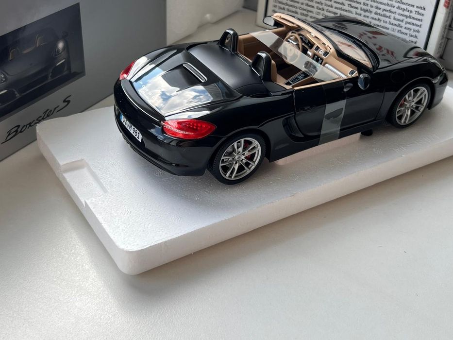 1:18 Porsche Boxster S black.