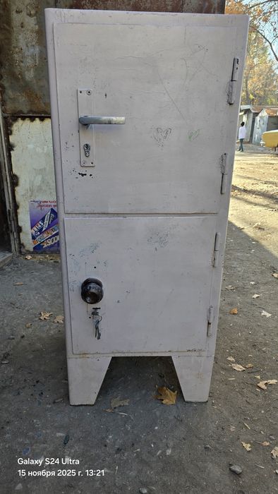 Продаётся..сейф.