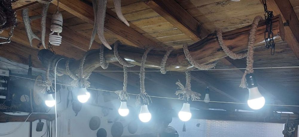 Уникален рустик полилей от естествено дърво и въже.