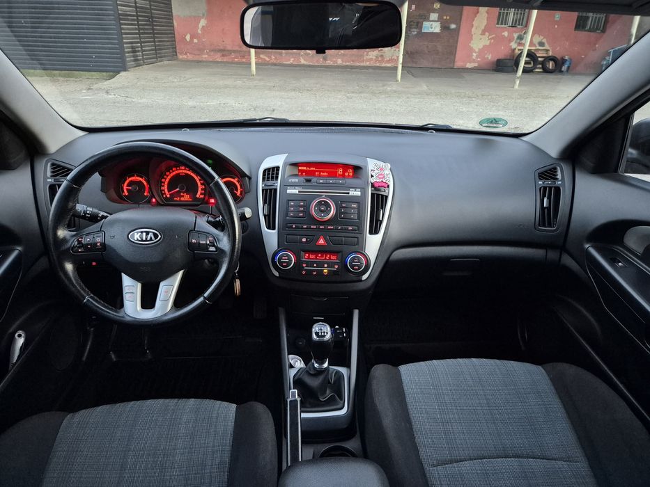 Kia Ceed  2010 1.6 crdi Schimb cu auto cu Cutie automată