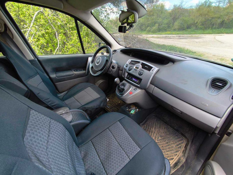 Продавам Рено Гранд Сценик