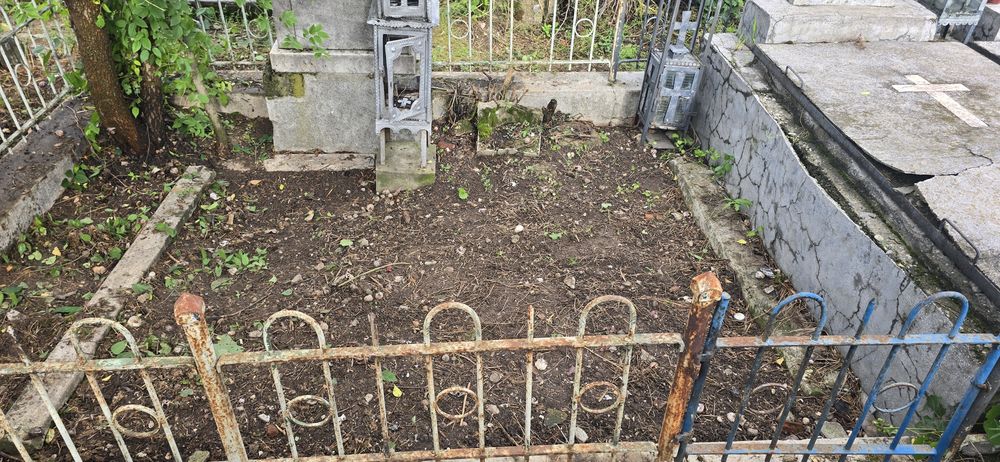 Loc de veci in cimitirul Sineasca