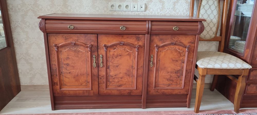 2 посудных шкафа, комод для гостинной