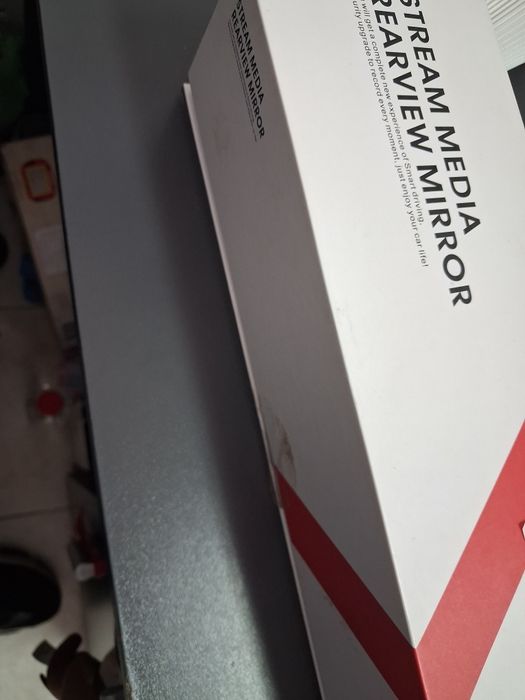 видеорегистратор (dashcam), който се монтира върху или замества оригиналното огледало за задно виждане в автомобила.