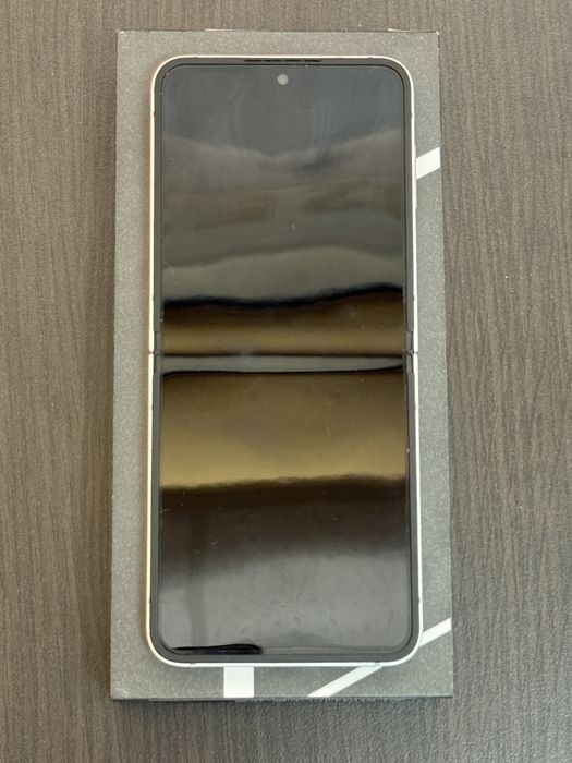 Samsung Z Flip 7 128GB White / КАТО НОВ! / 2г. ГАРАНЦИЯ!