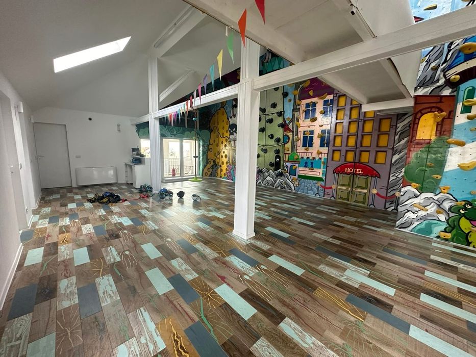 Constructii case la rosu,gri sau la cheie