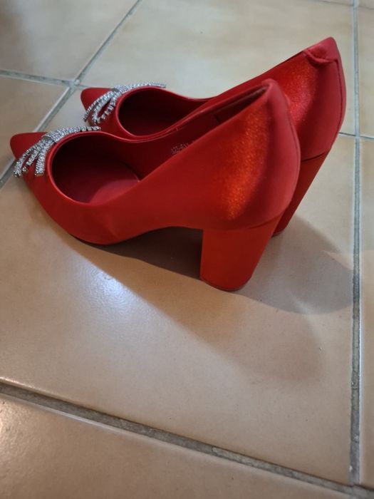 Pantofi rosii din matase