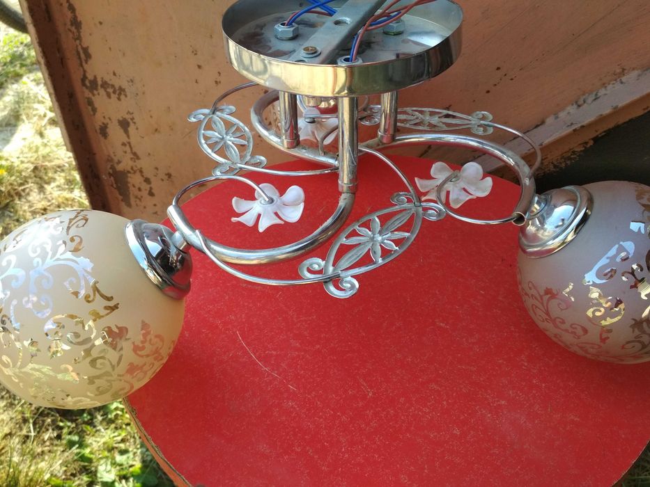 Красивая люстра, трёх ламповая!