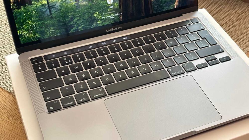 Apple MacBook Pro 13" M1, 16GB RAM / 256GB SSD, в отлично състояние