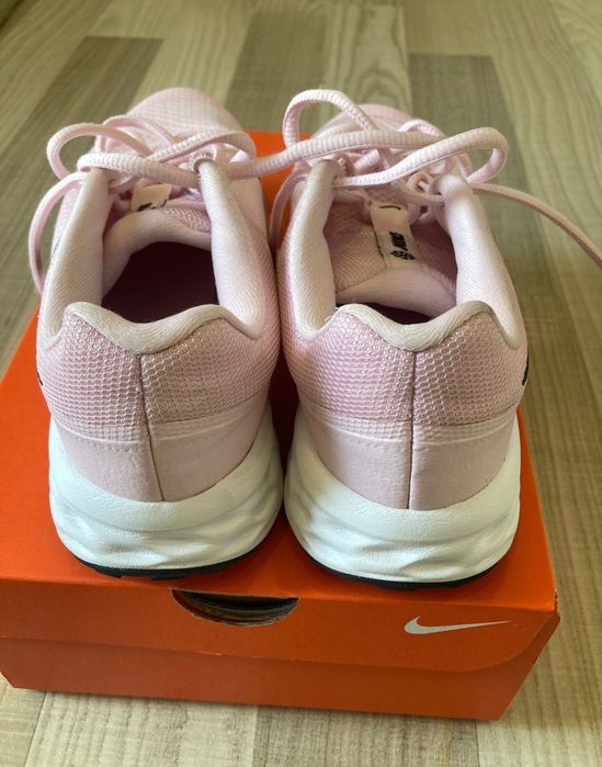 Оригинални маратонки Nike 36 номер.  Носени два пъти. Перфектно състояние. 20 евро