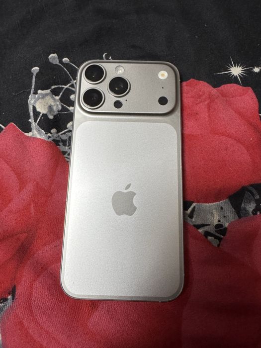 iphone 16 pro max cu folie spate de iphone 17 pro max
