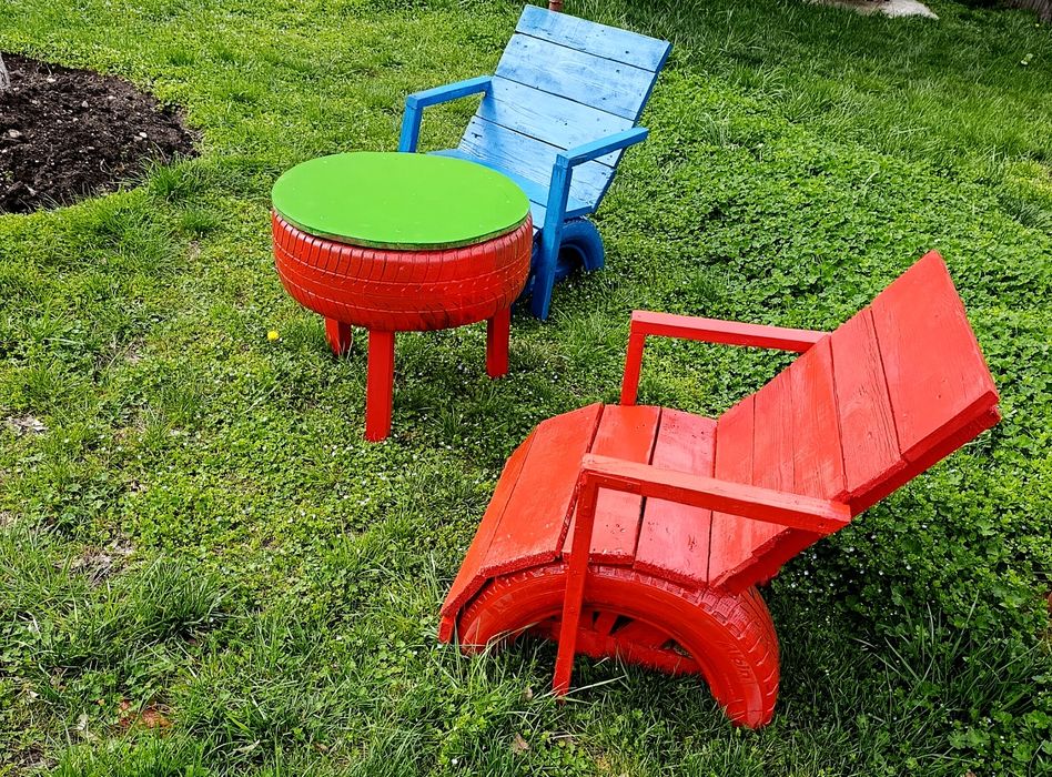 Vând set masa plus două scaune ornamente gradina
