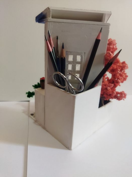 Uy ko'rinishidagi qalamdon.