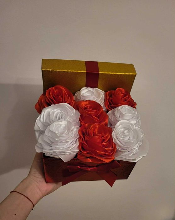 Cutie trandafiri din satin
