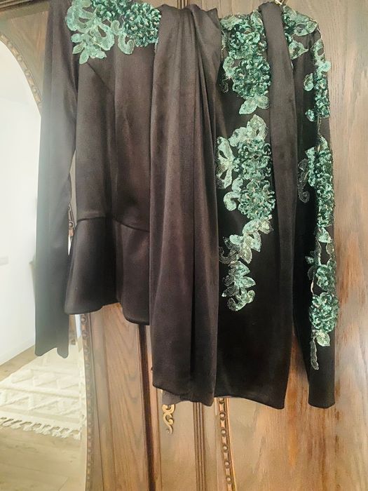 Costum elegant cu fustă, din catifea cu aplicații de paiete verzi