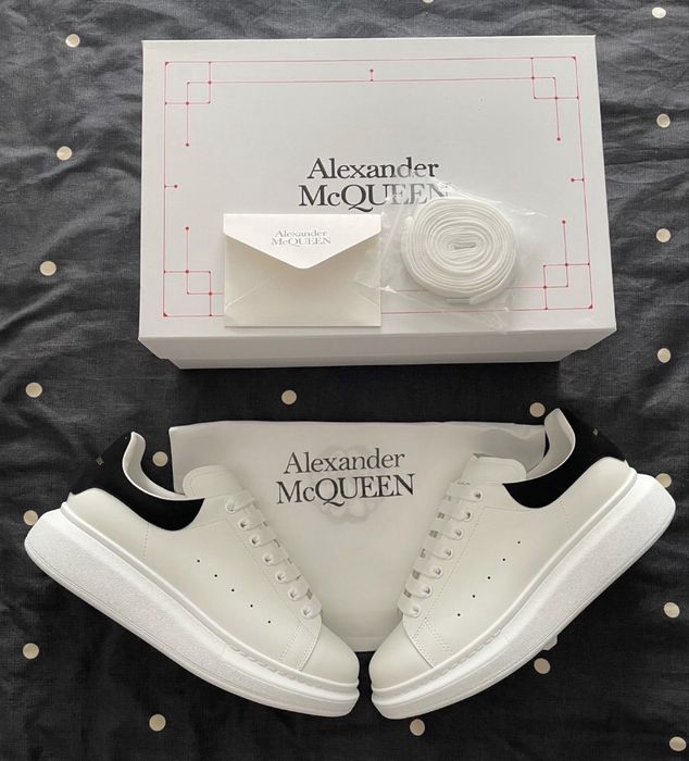 Se vinde Alexander McQueen