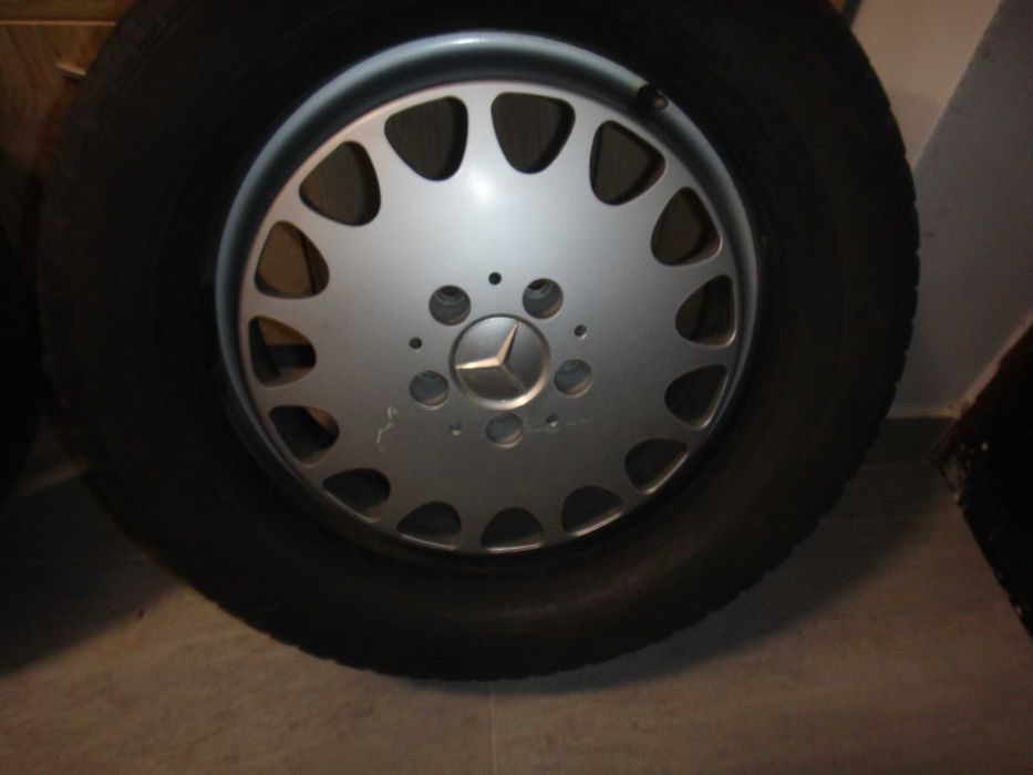 4 броя оригинални капачки за Мерцедес и Джанта W 126