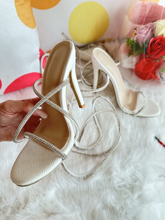 Бели сандали на ток с блестящи връзки