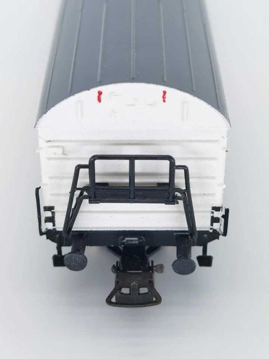 Vagon frigorific pe boghiuri marca Piko scara ho