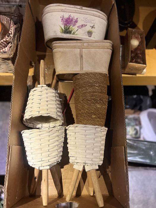 Обурудване за цветарски магазин (материали,кашпи, кошници)