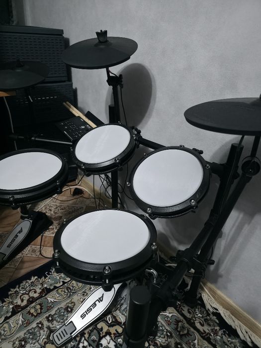 Электронные барабаны alesis Nitro max kit