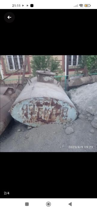 Бочка 2,2 тоналик битасига сув солинган ,битаси масла солинган