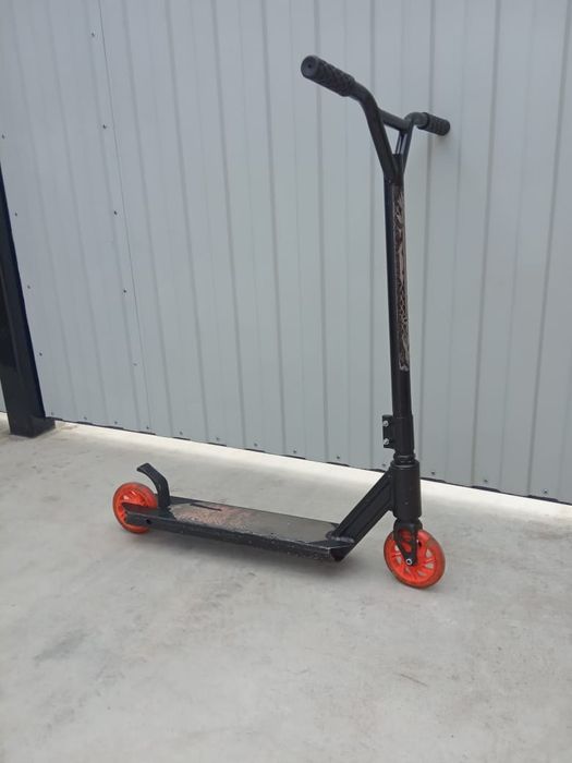 Продам самокат.      . .