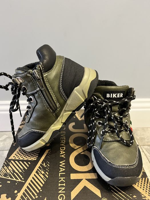 продаются детские ботинки