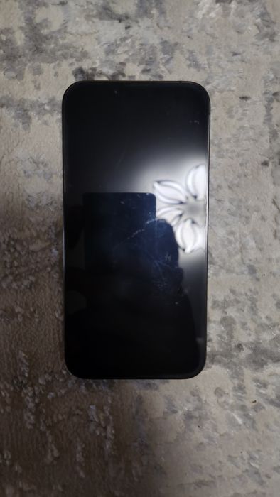 iPhone 13 Pro 256 ГБ, цвет Graphite (темно-серый).