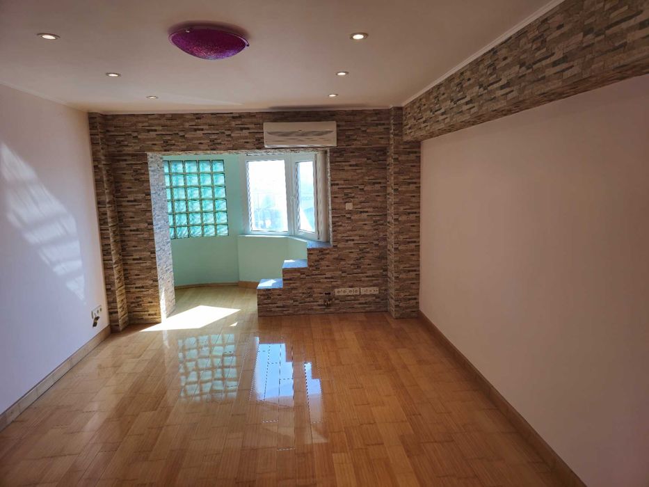 3 Camere la Piață cu parcare privată