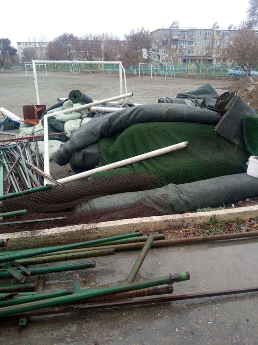 Продаётся искусственный газон и остальное.