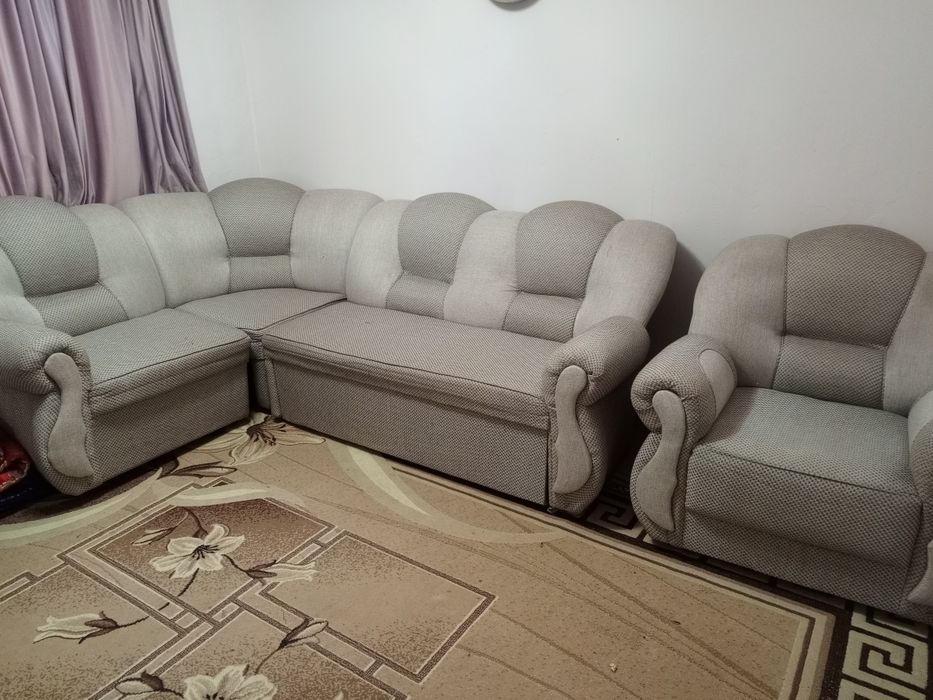 Продам угловой диван с креслом