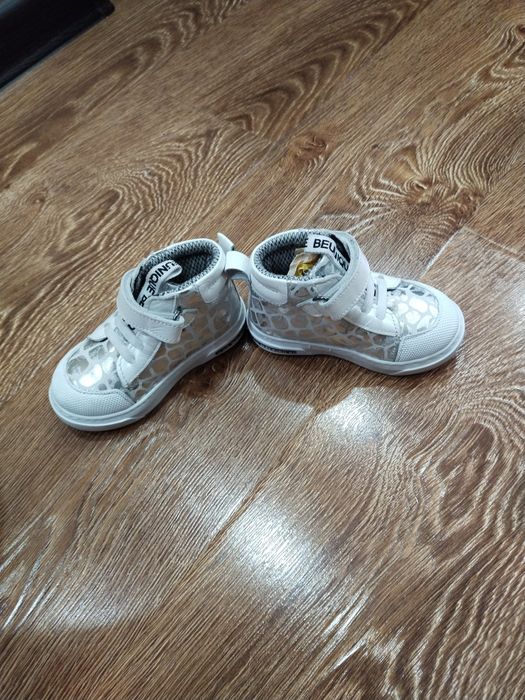 Продам ботиночки на мальчиков (девочек).