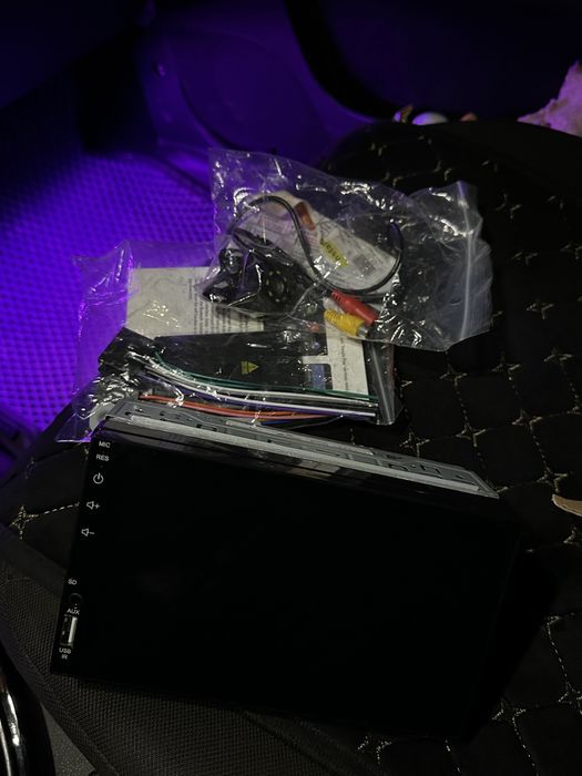 Продам автомагнитолу . 7 дюмов