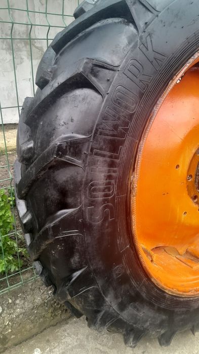 Vând 2 roți de tractor cu jante originale .