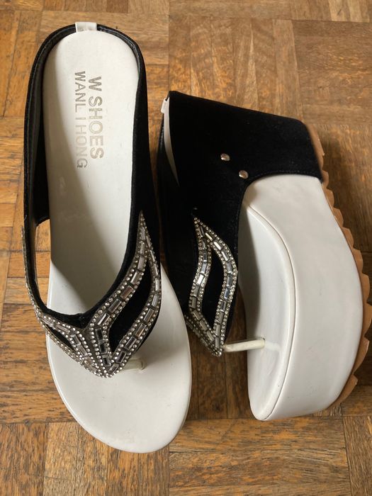 Дамски чехли от черен набук и бял лак с камъчета W Shoes