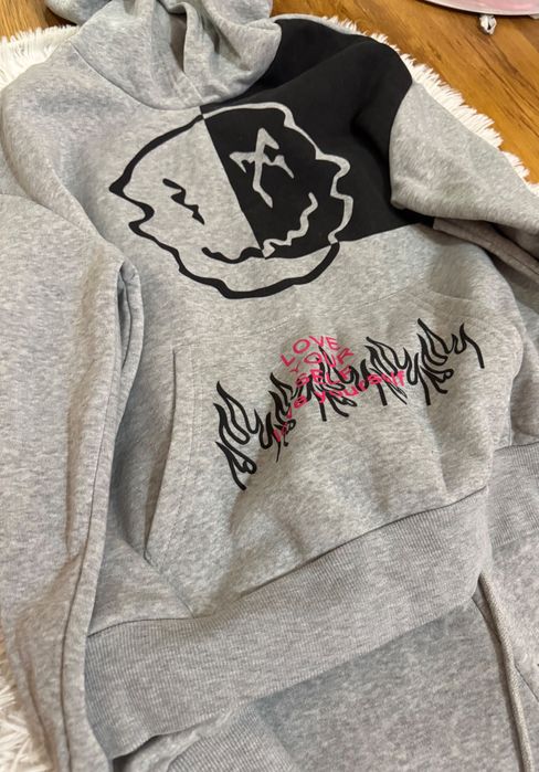 Сив анцуг с интересен дизайн