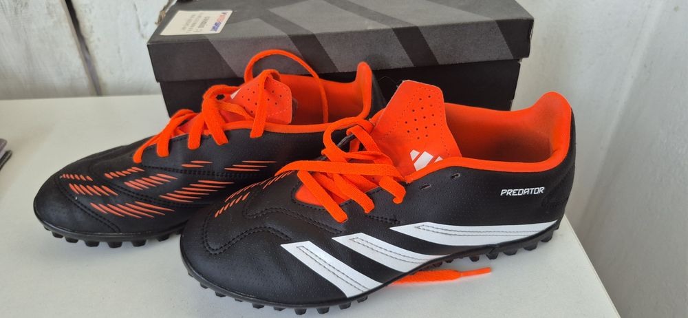 Ghete fotbal Adidas Predator