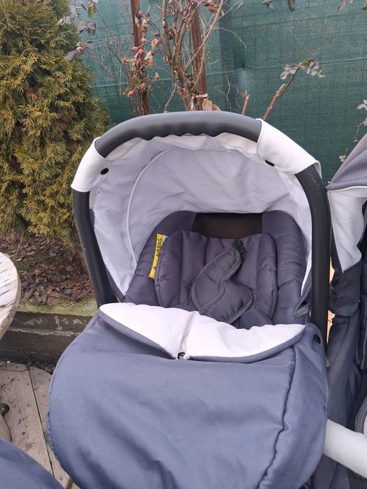 Vând cărucior 3 în 1