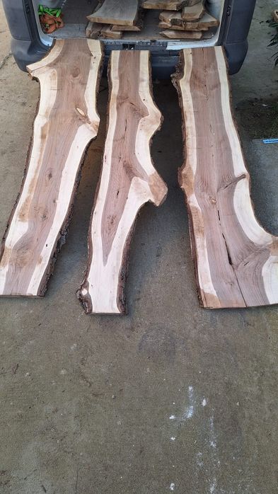 Cherestea nuc, uscata, rindeluita doua fete grosime aproximativa 34mm