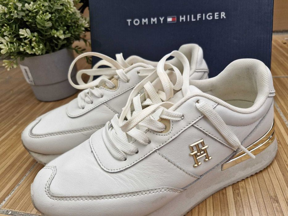 Vând adidași Tommy Hilfiger
