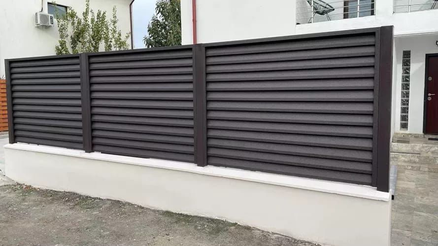 Construim garduri si porti din sipca metalica, panouri stil jaluzele,