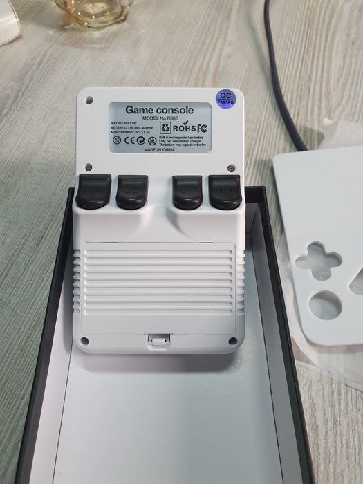 Портативная игровая консоль с 20 000+ игр!