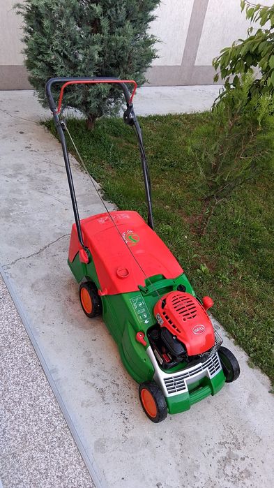 Vând mașină de tuns gazon pe benzină Brill .